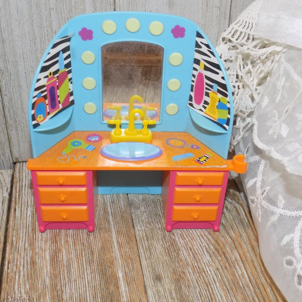 GROOVY GIRLS Small Toy Kitchen Playhouse Furniture *